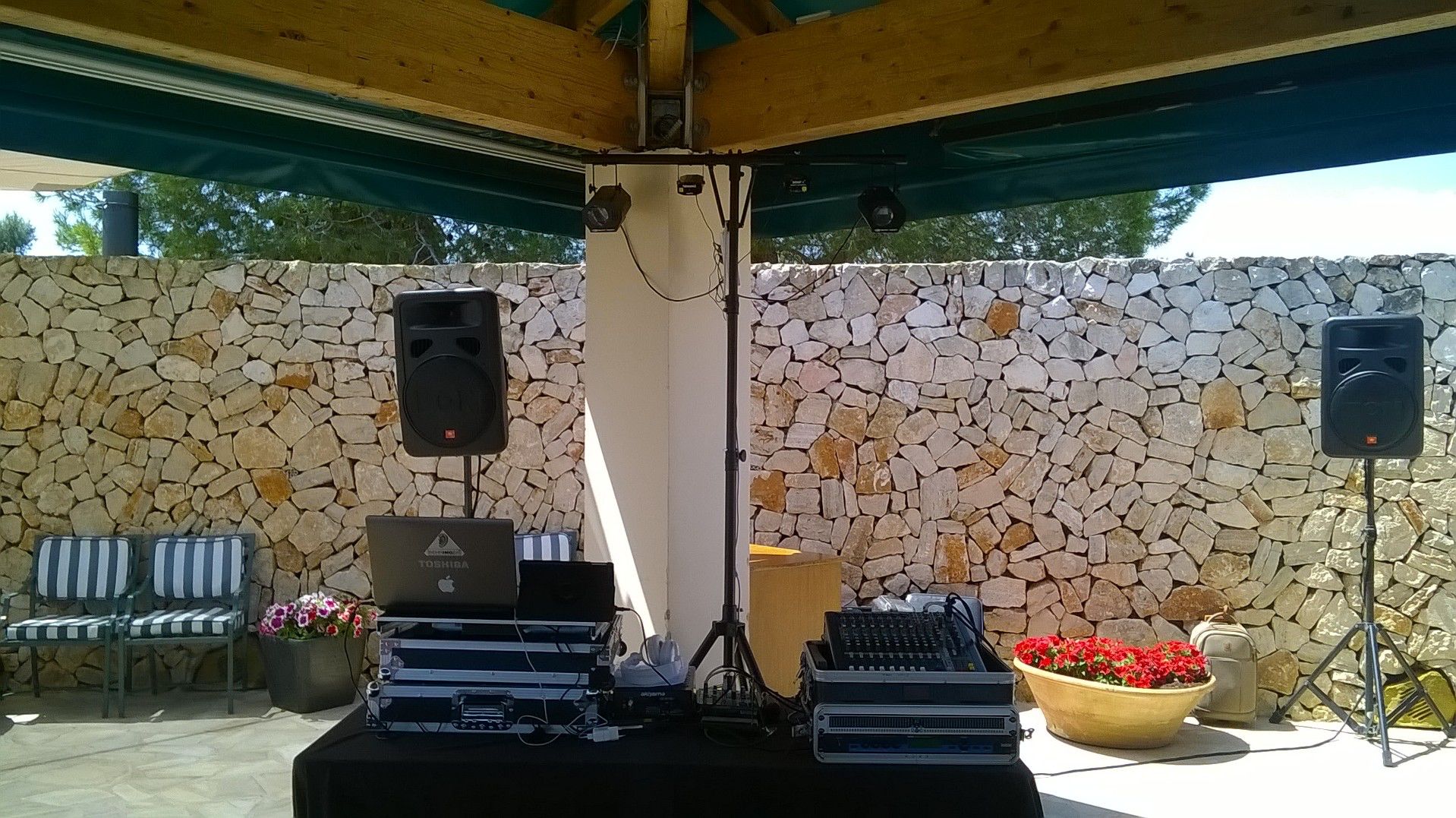 Equipo de sonido preparado para un evento al aire libre