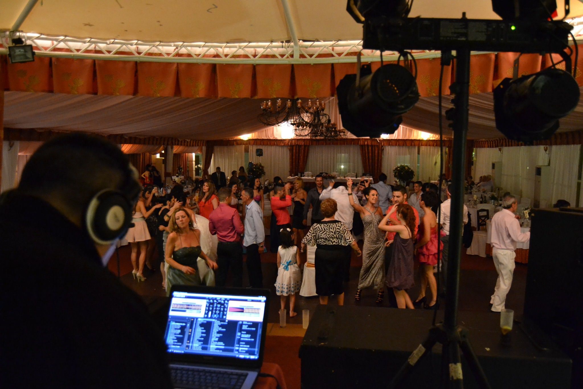 Invitados disfrutando de la pista de baile durante un evento
