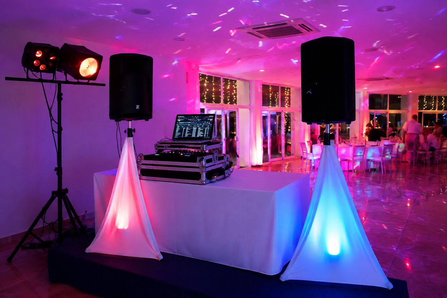 Equipo profesional de DJ listo para un evento