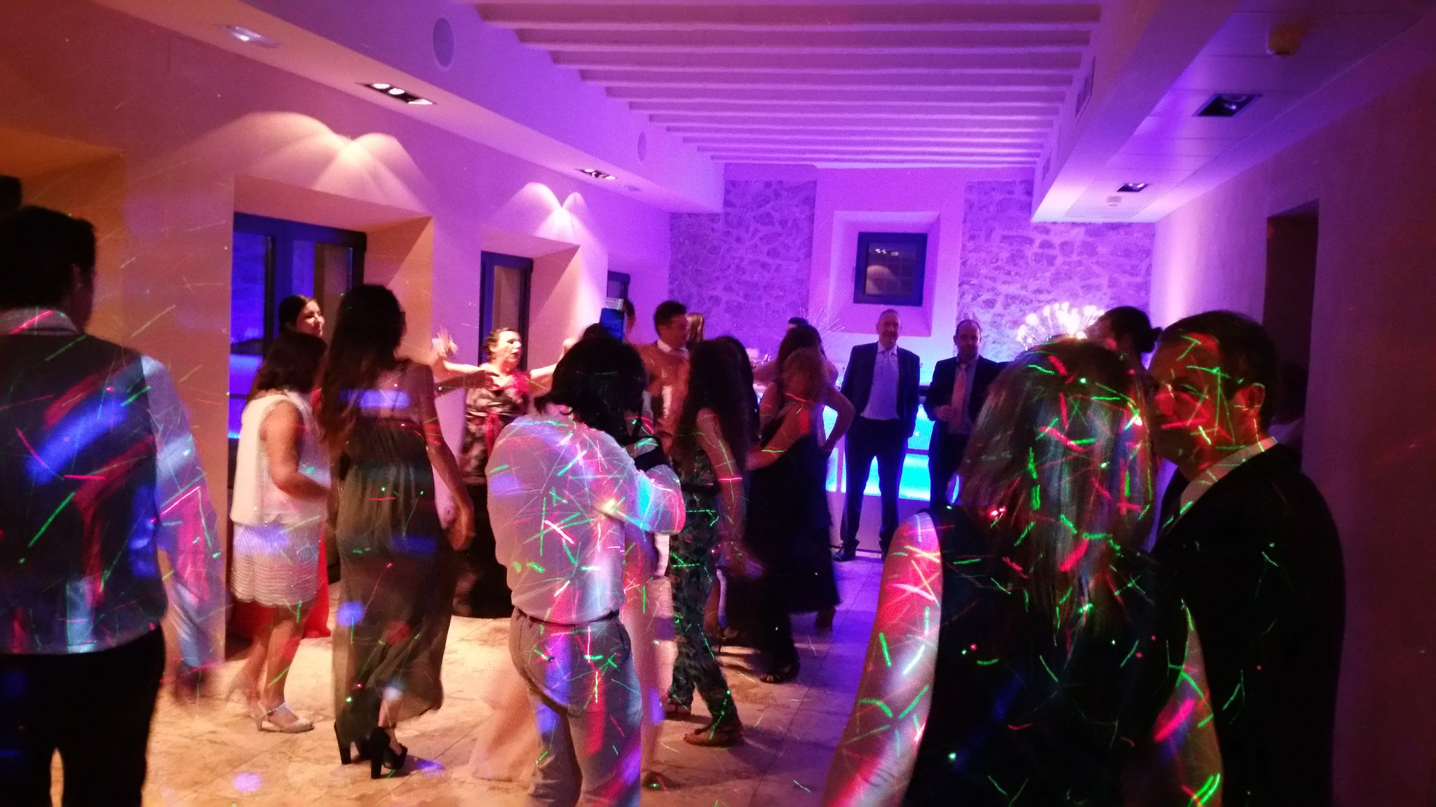 Montaje de sonido e iluminación para una fiesta